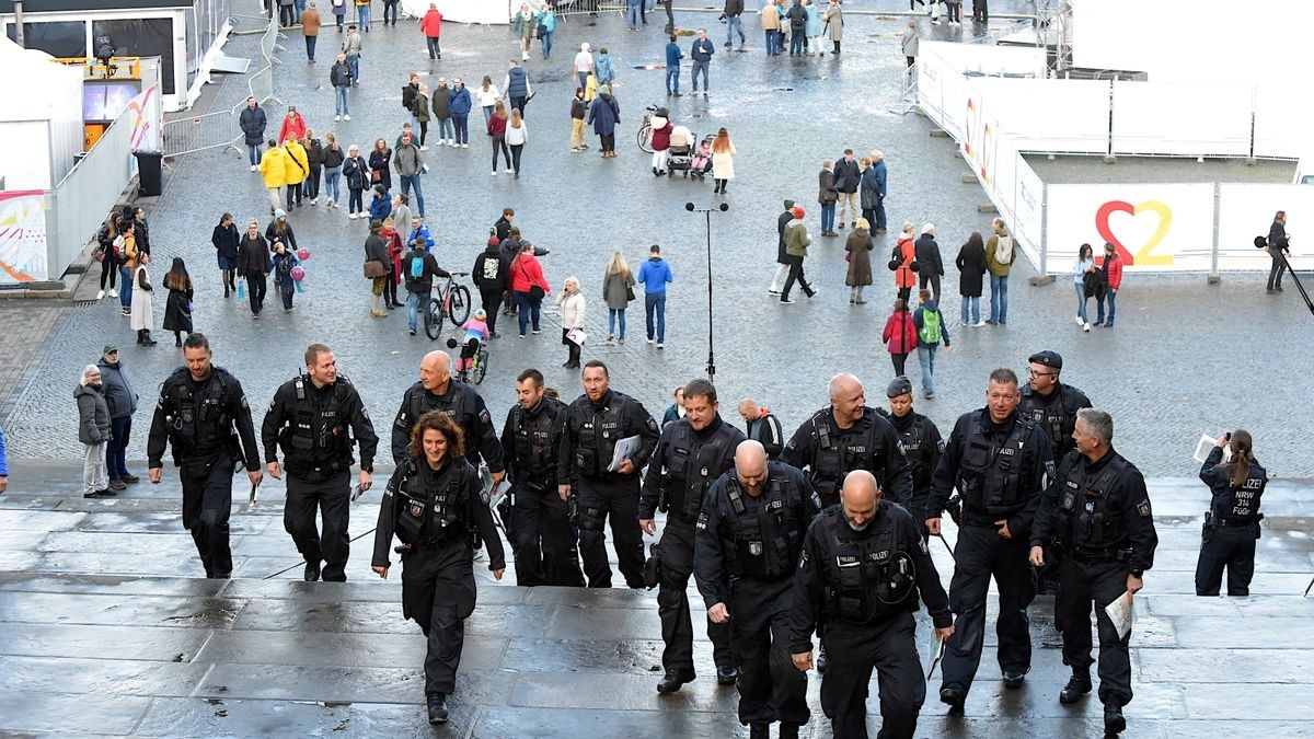 Polizeibeamte aus mehren Bundesländer sorgen für ein friedliches und sicheres Bürgerfest.