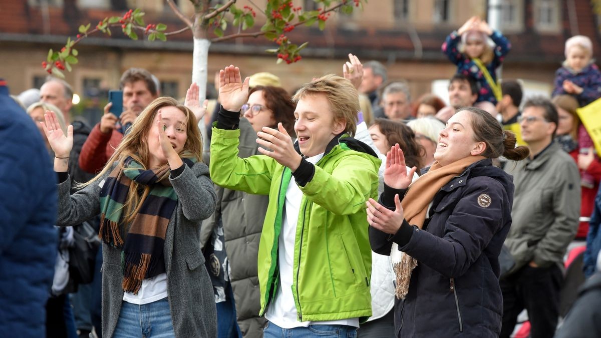 Gute Stimmung unter den Besuchern des Bürgerfests auf dem Petersberg