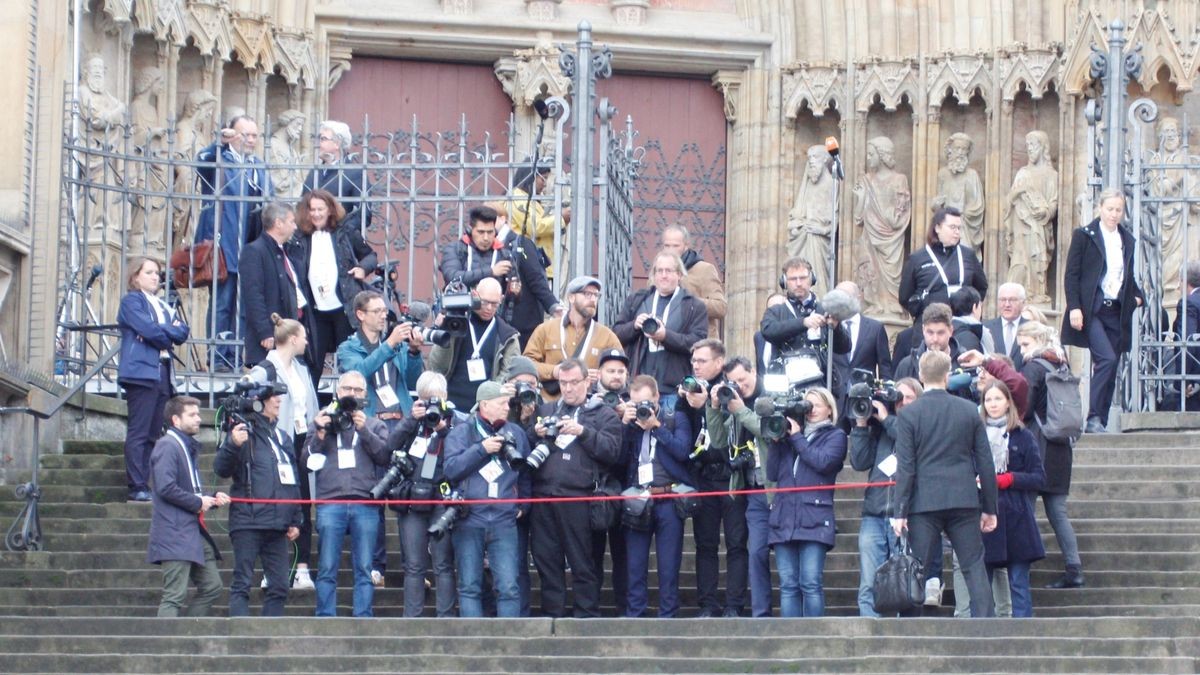 Am Tag der deutschen Einheit kommen zahlreiche Ehrengäste am Erfurter Dom an.