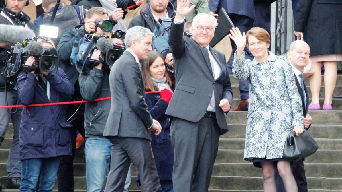 Am Tag der deutschen Einheit kommen zahlreiche Ehrengäste am Erfurter Dom an. Bundespräsident Steinmeier und Frau winken nach einem Gruppenfoto auf den Domstufen den wenigen Schaulustigen zu, die sich auf dem Domplatz eingefunden haben.