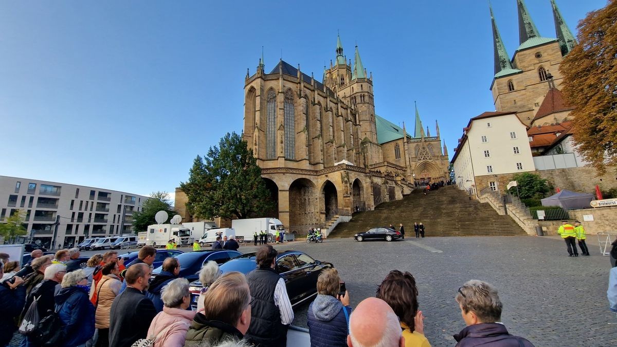 Wenige Menschen haben am Montagmorgen die Ankunft von zahlreichen Politikerinnen und Politikern am Erfurter Dom verfolgt, wo um 10 Uhr ein ökumenischer Gottesdienst stattfand.