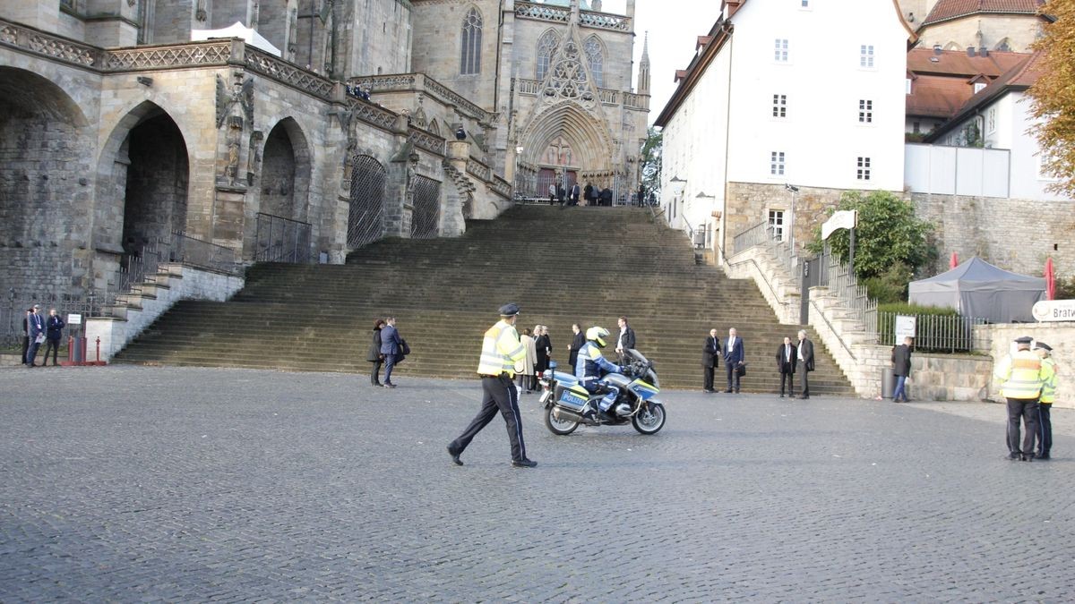 Am Tag der deutschen Einheit kommen zahlreiche Ehrengäste am Erfurter Dom an.