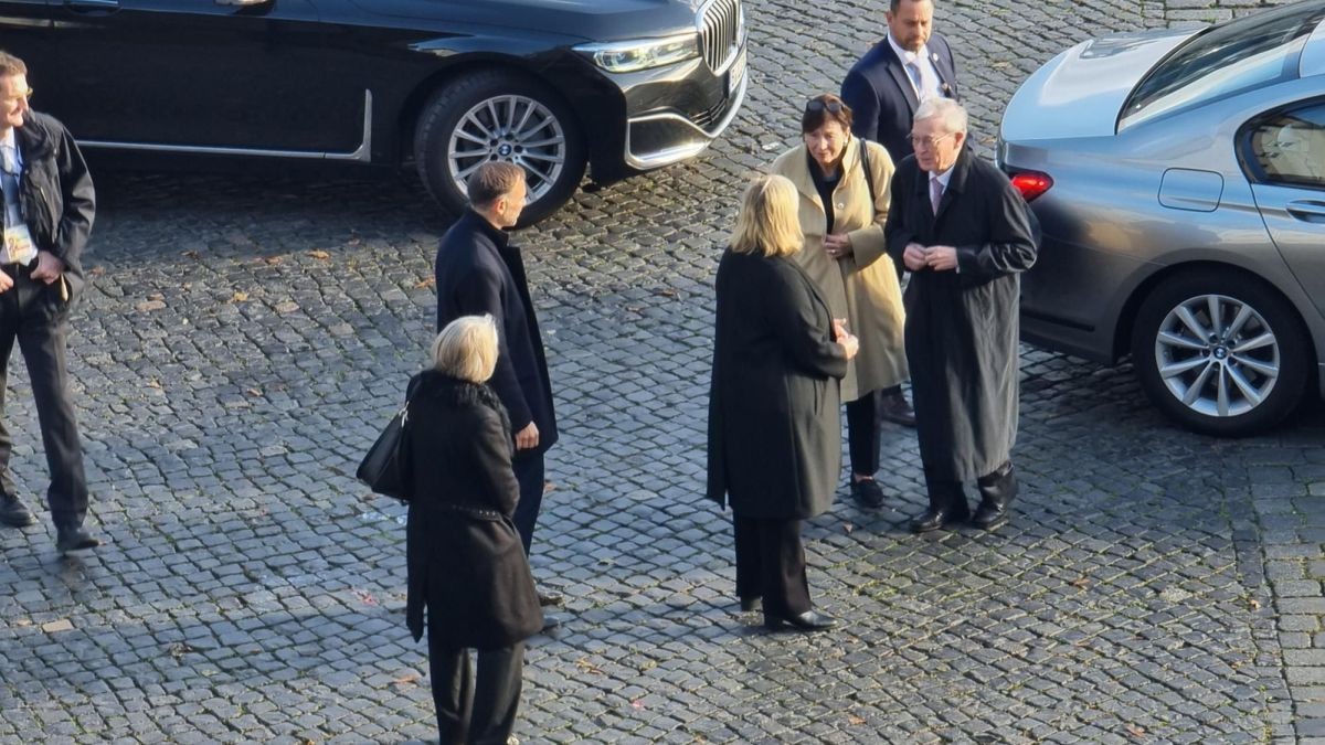 Altbundespräsident Horst Köhler trifft vor dem Dom ein.