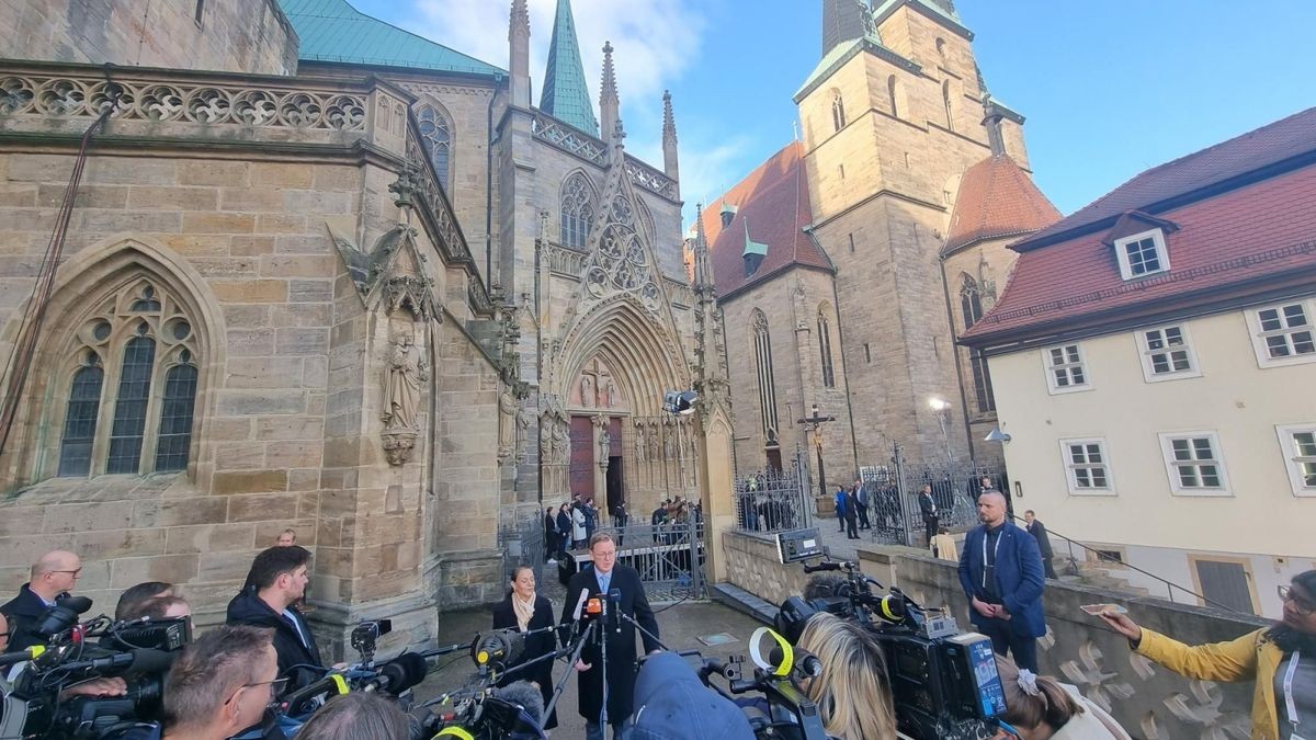 Bodo Ramelow gibt ein Statement ab vor Beginn des Gottesdiensts im Dom. Er erinnerte daran, dass in Erfurt 1989 die erste Stasi-Zentrale besetzt wurde.