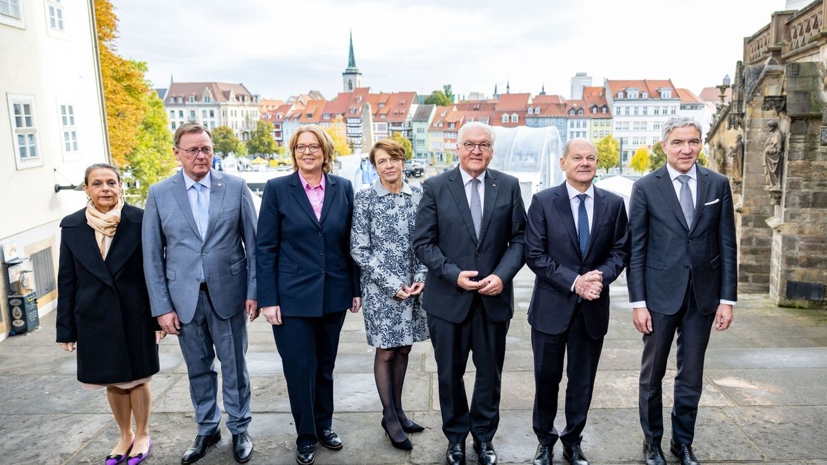 Unter den Teilnehmern waren auch die Spitzen der Verfassungsorgane: Gastgeber, Bundesratspräsident und Ministerpräsident Bodo Ramelow (mit Ehefrau Germana Alberti Vom Hofe), Bundestagspräsidentin Bärbel Bas, Bundespräsident Frank-Walter Steinmeier (mit Ehefrau Elke Büdenbender), Bundeskanzler Olaf Scholz sowie der Präsident des Bundesverfassungsgerichts Stephan Harbarth.