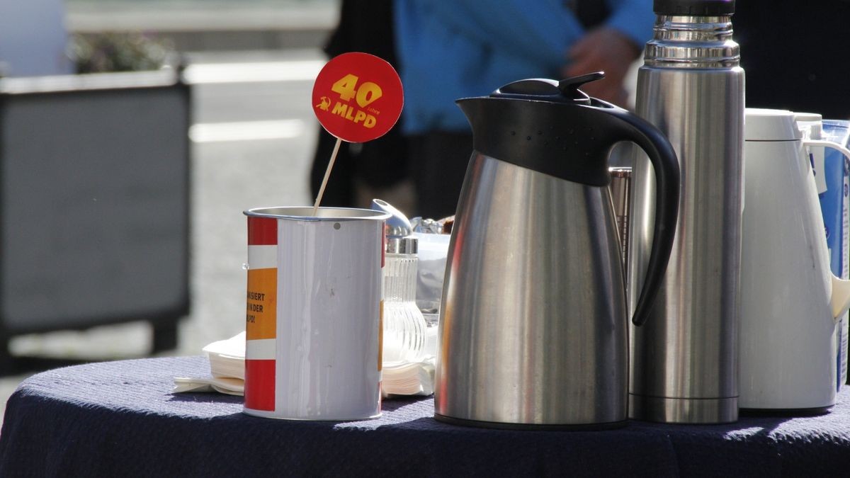 Die MLPD hat am Tag der Deutschen Einheit in Erfurt für ihre ideologischen Ziele geworben. Auf dem Fischmarkt kamen ungefähr 40 Personen zur angemeldeten Kundgebung.