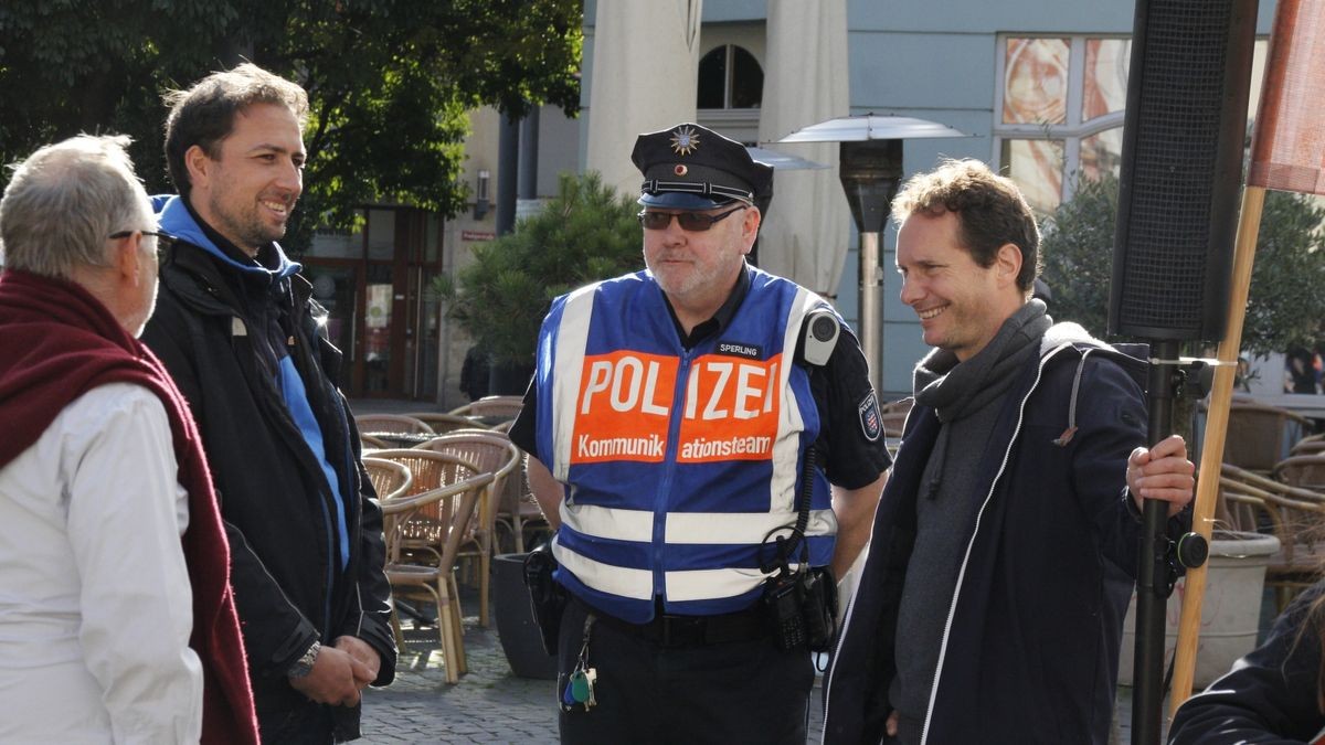 Die MLPD hat am Tag der Deutschen Einheit in Erfurt für ihre ideologischen Ziele geworben. Auf dem Fischmarkt kamen ungefähr 40 Personen zur angemeldeten Kundgebung.