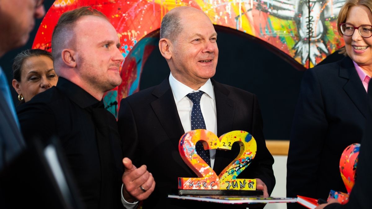 Bundeskanzler Olaf Scholz und Künstler Marc Jung.