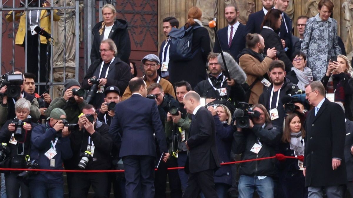 Auf der Jagd nach dem Kanzlerfoto. Die bundesdeutsche Staatsführung nimmt am Nationalfeiertag vor dem ökumenischen Gottesdienst in Erfurt auf den Domstufen Aufstellung zum Gruppenfot.