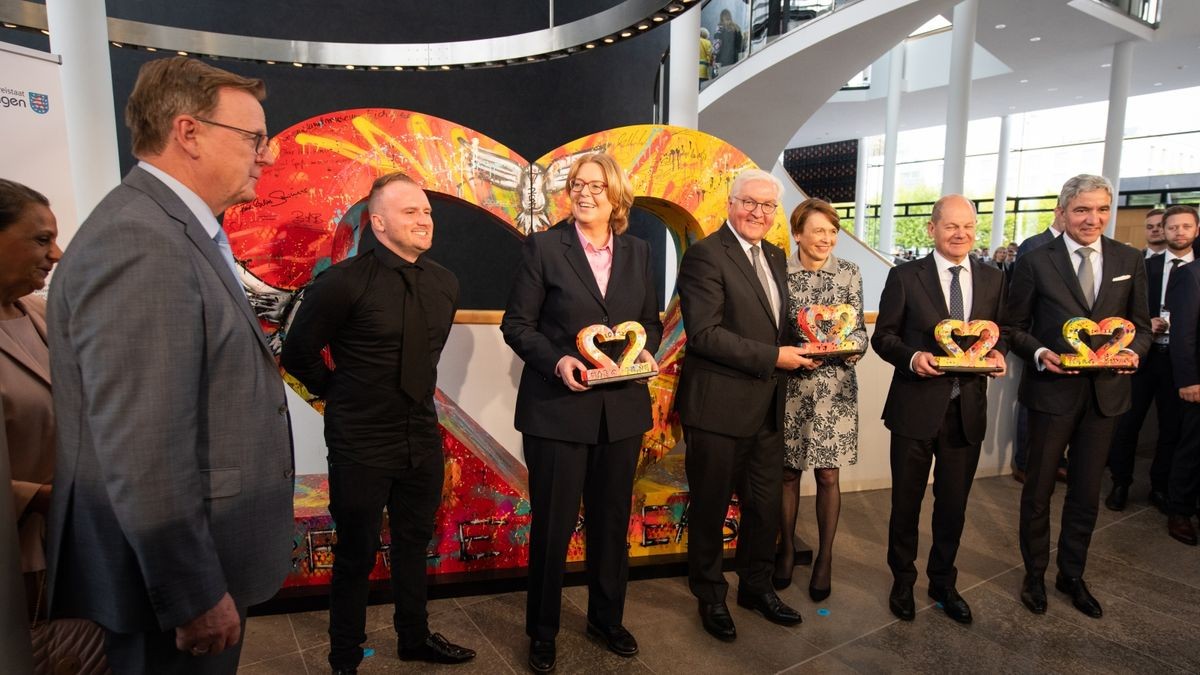 Bundesratspräsident Bodo Ramelow, Künstler Marc Jung, Bundestagspräsidentin Bärbel Bas, Bundespräsident Frank-Walter Steinmeier, Elke Buedenbender, Bundeskanzler Olaf Scholz und Bundesverfassungsgerichtspräsident Stephan Harbarth stehen mit einem Herz, gebildet aus der Jahreszahl 22, das die Thüringer Bundesratspräsidentschaft und den Tag der Deutschen Einheit symbolisiert nach dem Festakt zum Tag der Deutschen Einheit in der Landeshauptstadt Erfurt nebeneinander.