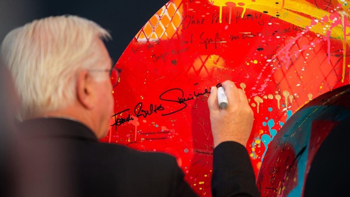 Bundespräsident Frank-Walter Steinmeier unterschreibt nach dem Festakt im Theater auf der 