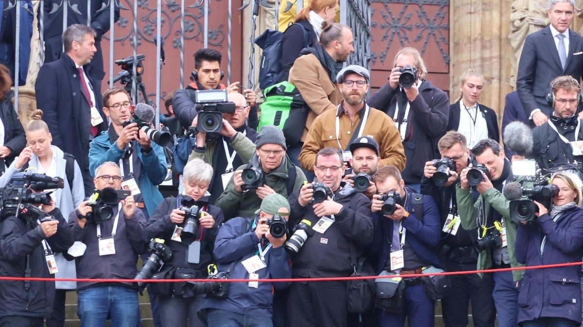 Fotografen und Kameraleute nehmen auf den Domstufen Aufstellung zum Gruppenfoto.