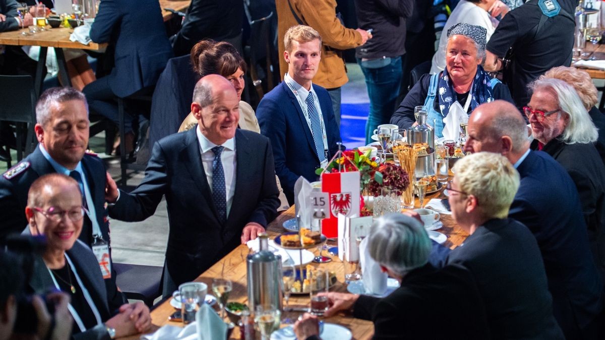 Bundeskanzler Olaf Scholz (SPD) im Gespräch mit Bürgern bei einem Treffen in der 