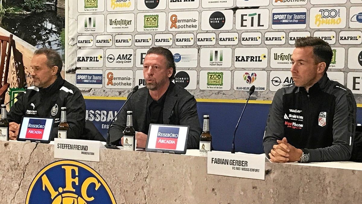 Steffen Freund, Europameister von 1996, leitete nach dem Regionalliga-Spiel am Freitagabend die Pressekonferenz mit den Trainern Almedin Civa (Lok Leipzig/links) und Fabian Gerber (Rot-Weiß Erfurt/rechts).