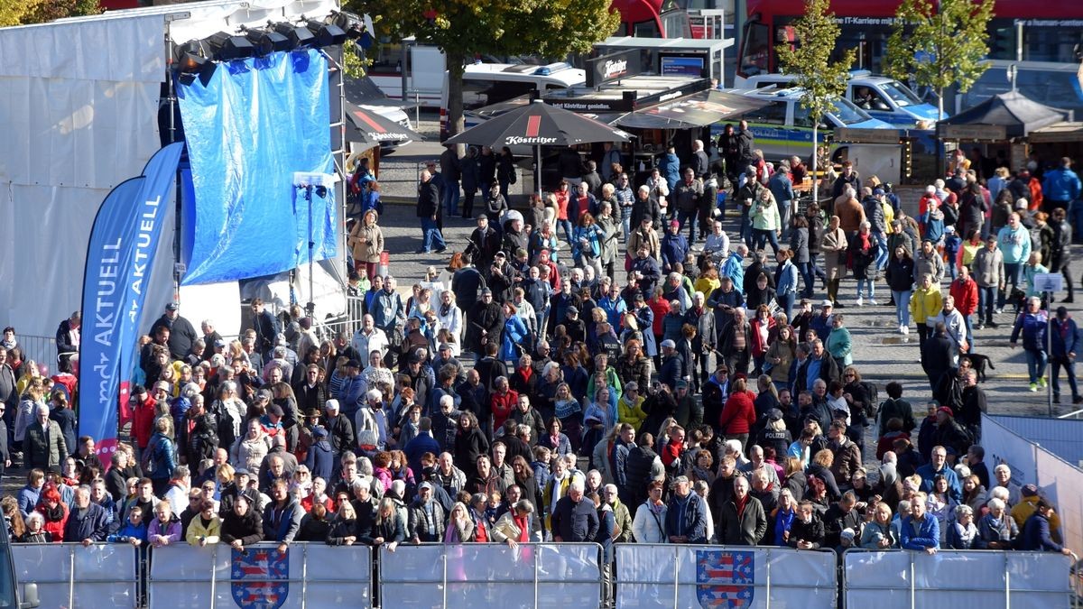 Viele Besucher warten auf die Ankunft der Gäste im Dom.