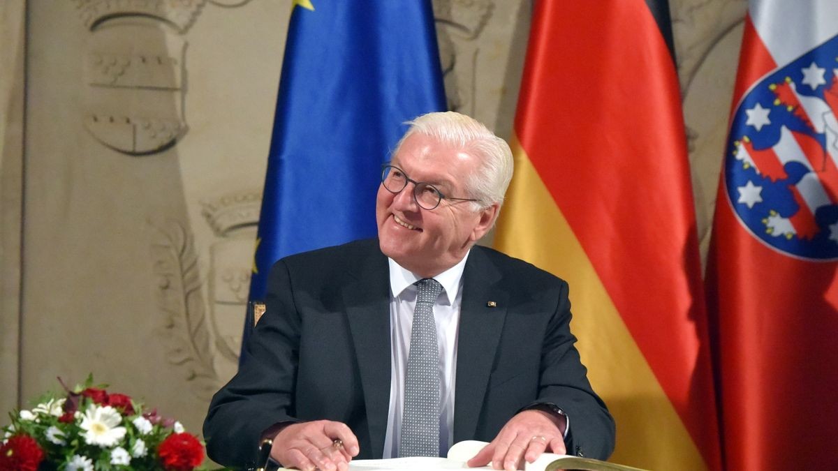 Das durfte nicht fehlen: Der Eintrag ins Goldene Buch der Stadt Erfurt durch Bundespräsident Steinmeier,... 