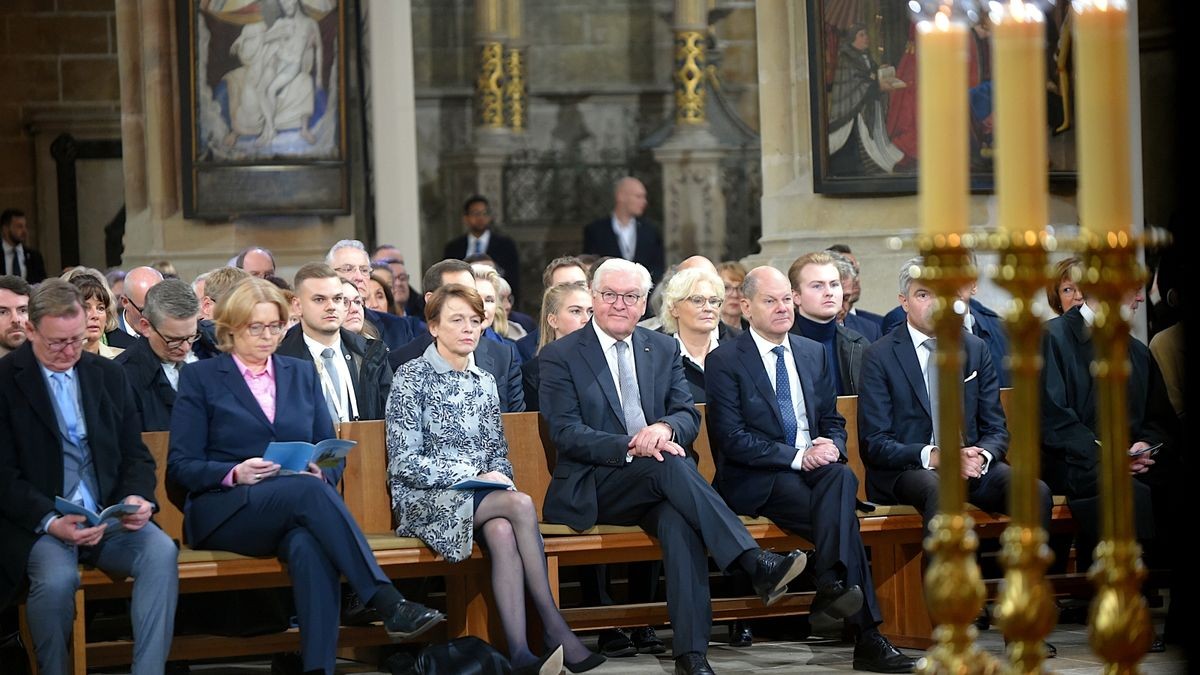 Vor dem Festakt im Theater gab es einen ökumenischen Gottesdienst im Mariendom. Damit begann die deutschlandweit zentrale Feier zum Tag der Deutschen Einheit in Erfurt.