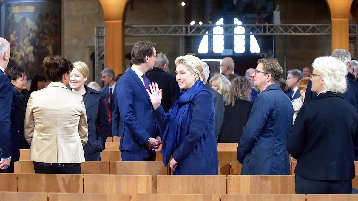 Vor dem Festakt im Theater gab es einen ökumenischen Gottesdienst im Mariendom. Damit begann die deutschlandweit zentrale Feier zum Tag der Deutschen Einheit in Erfurt.