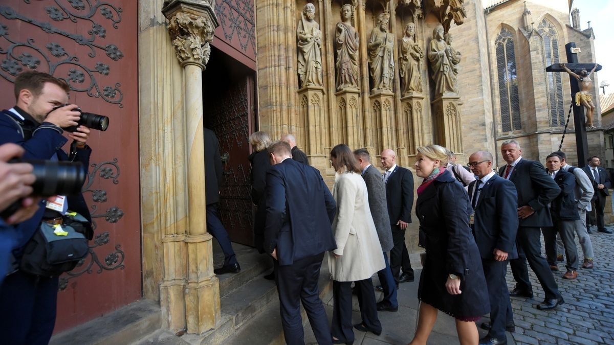 Vor dem Festakt im Theater gab es einen ökumenischen Gottesdienst im Mariendom. Damit begann die deutschlandweit zentrale Feier zum Tag der Deutschen Einheit in Erfurt.