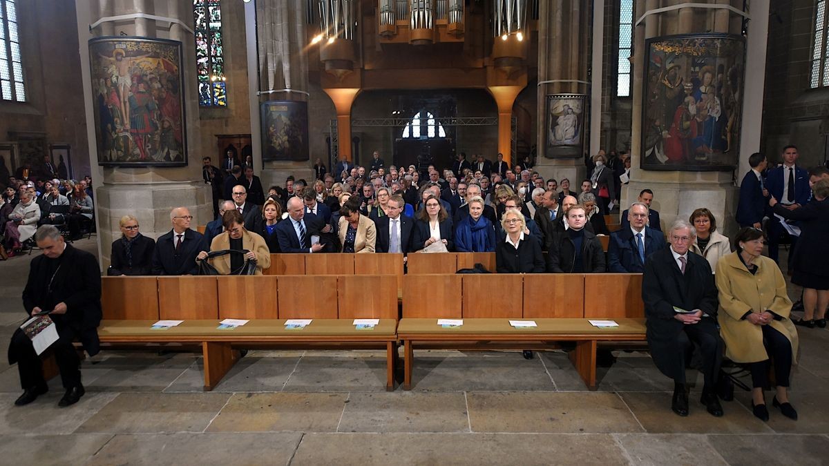 Vor dem Festakt im Theater gab es einen ökumenischen Gottesdienst im Mariendom. Damit begann die deutschlandweit zentrale Feier zum Tag der Deutschen Einheit in Erfurt.