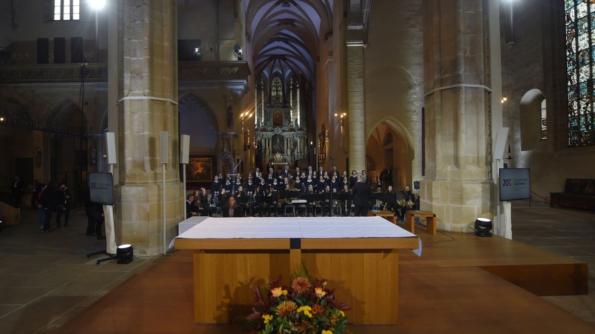 Vor dem Festakt im Theater gab es einen ökumenischen Gottesdienst im Mariendom. Damit begann die deutschlandweit zentrale Feier zum Tag der Deutschen Einheit in Erfurt.