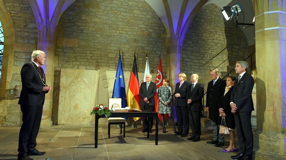 Vor dem Festakt im Theater gab es einen ökumenischen Gottesdienst im Mariendom. Damit begann die deutschlandweit zentrale Feier zum Tag der Deutschen Einheit in Erfurt.