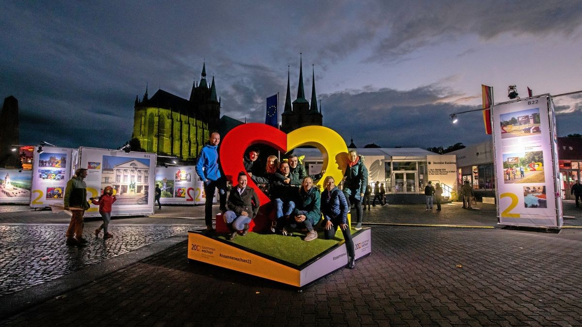 Eine Zeitstrahl-Ausstellung von 1989/1990 bis zur Gegenwart im Rahmen der Feierlichkeiten zum Tag der Deutschen Einheit gab es für die Besucher auf dem Erfurter Domplatz. Hier posieren Menschen am Abend für ein Erinnerungsfoto in einem Herz, gebildet aus der Jahreszahl 22, welches die Thüringer Bundesratspräsidentschaft und den Tag der Deutschen Einheit symbolisiert.