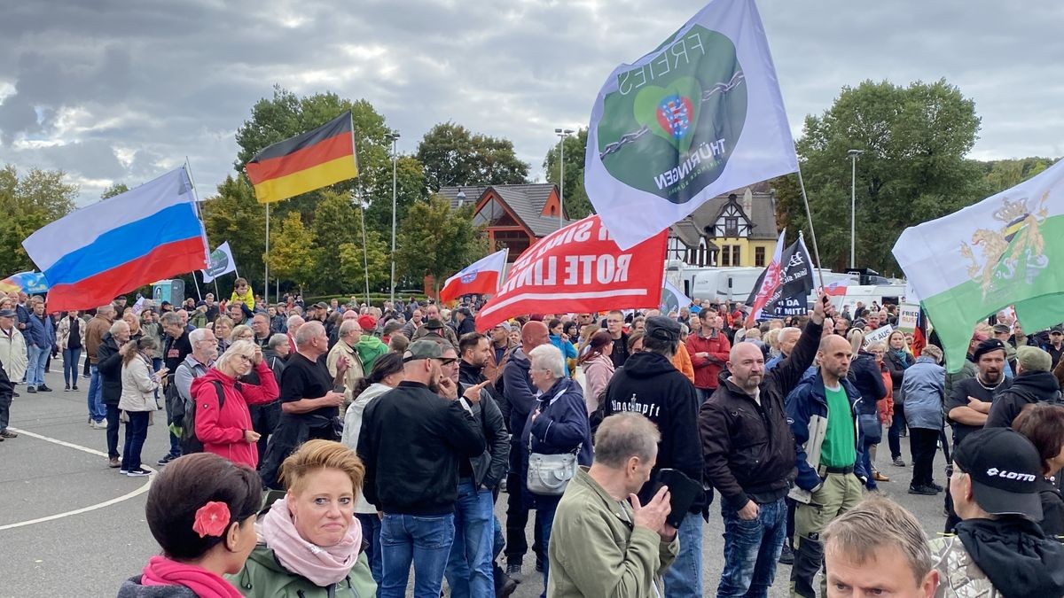 Denn in Gera hatte sich viel zweifelhafte Prominenz aus der Szene versammelt.