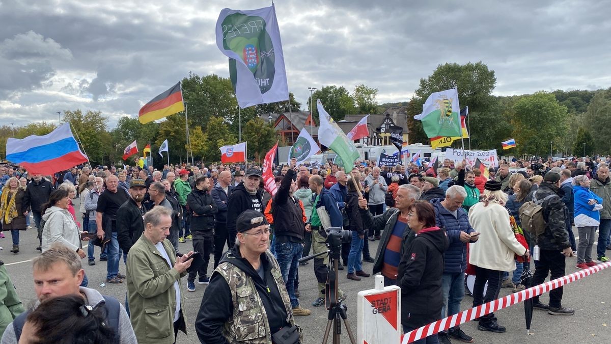 Mehrere tausend Menschen haben sich in Gera am Tag der Deutschen Einheit zu Demonstrationen versammelt. Nach ersten Angaben der Polizei gingen 10.000 Menschen auf die Straße.