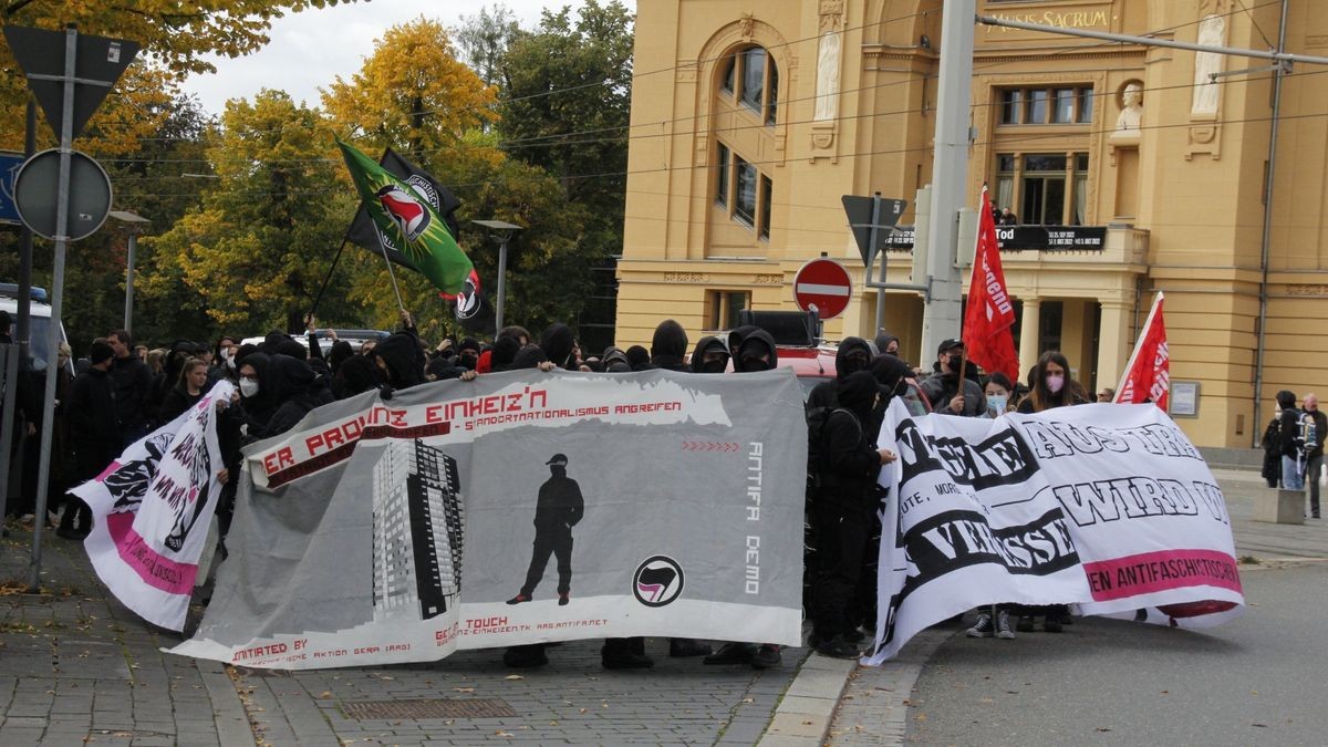 Mehrere tausend Menschen haben sich in Gera am Tag der Deutschen Einheit zu Demonstrationen versammelt. Nach ersten Angaben der Polizei gingen 10.000 Menschen auf die Straße.