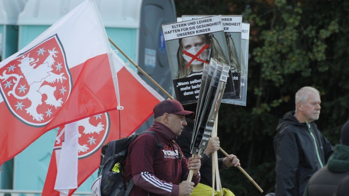 Mehrere tausend Menschen haben sich in Gera am Tag der Deutschen Einheit zu Demonstrationen versammelt. Nach ersten Angaben der Polizei gingen 10.000 Menschen auf die Straße.