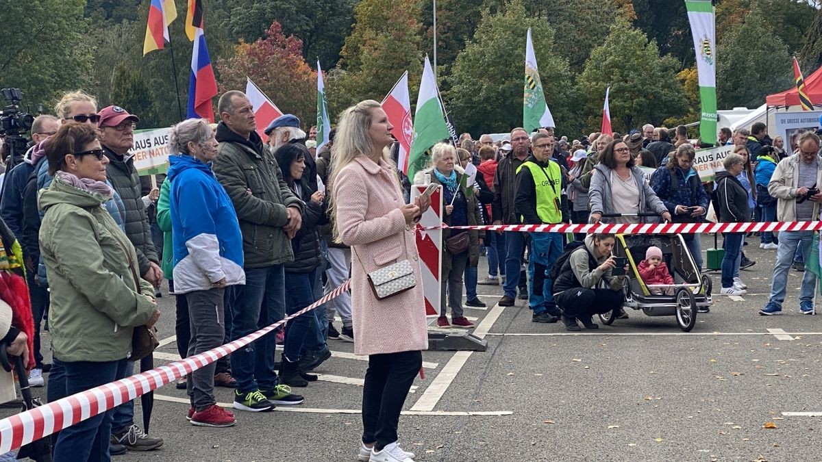 Mehrere tausend Menschen haben sich in Gera am Tag der Deutschen Einheit zu Demonstrationen versammelt. Nach ersten Angaben der Polizei gingen 10.000 Menschen auf die Straße.