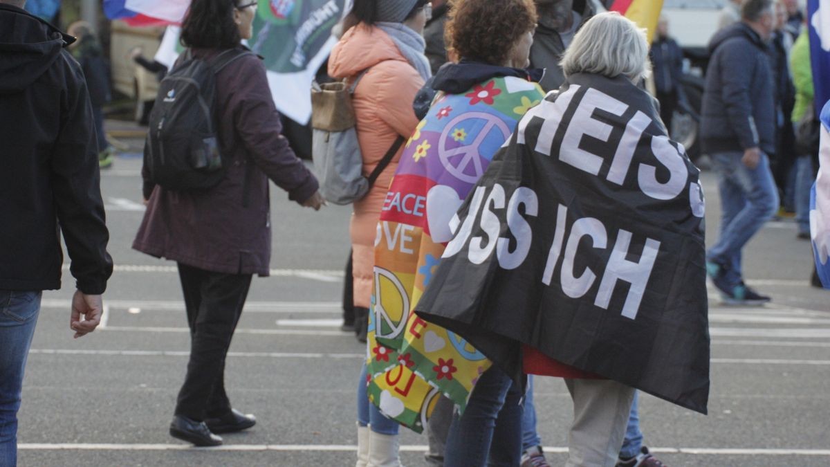 Mehrere tausend Menschen haben sich in Gera am Tag der Deutschen Einheit zu Demonstrationen versammelt. Nach ersten Angaben der Polizei gingen 10.000 Menschen auf die Straße.