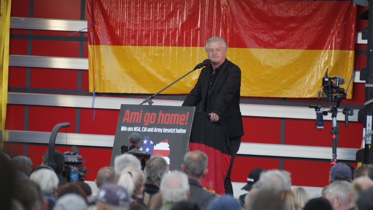 Mehrere tausend Menschen haben sich in Gera am Tag der Deutschen Einheit zu Demonstrationen versammelt. Nach ersten Angaben der Polizei gingen 10.000 Menschen auf die Straße.