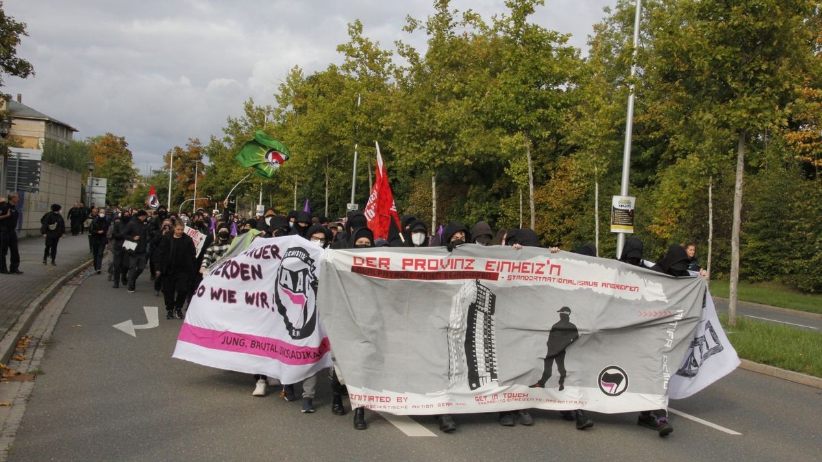 Mehrere tausend Menschen haben sich in Gera am Tag der Deutschen Einheit zu Demonstrationen versammelt. Nach ersten Angaben der Polizei gingen 10.000 Menschen auf die Straße.