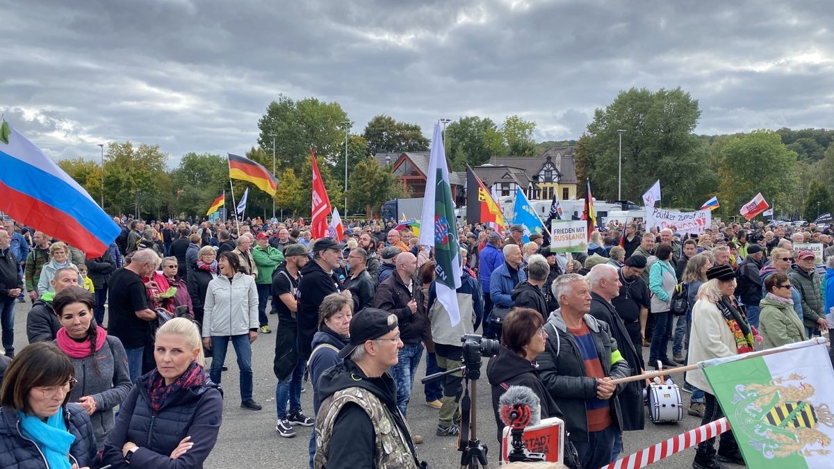 Mehrere tausend Menschen haben sich in Gera am Tag der Deutschen Einheit zu Demonstrationen versammelt. Nach ersten Angaben der Polizei gingen 10.000 Menschen auf die Straße.