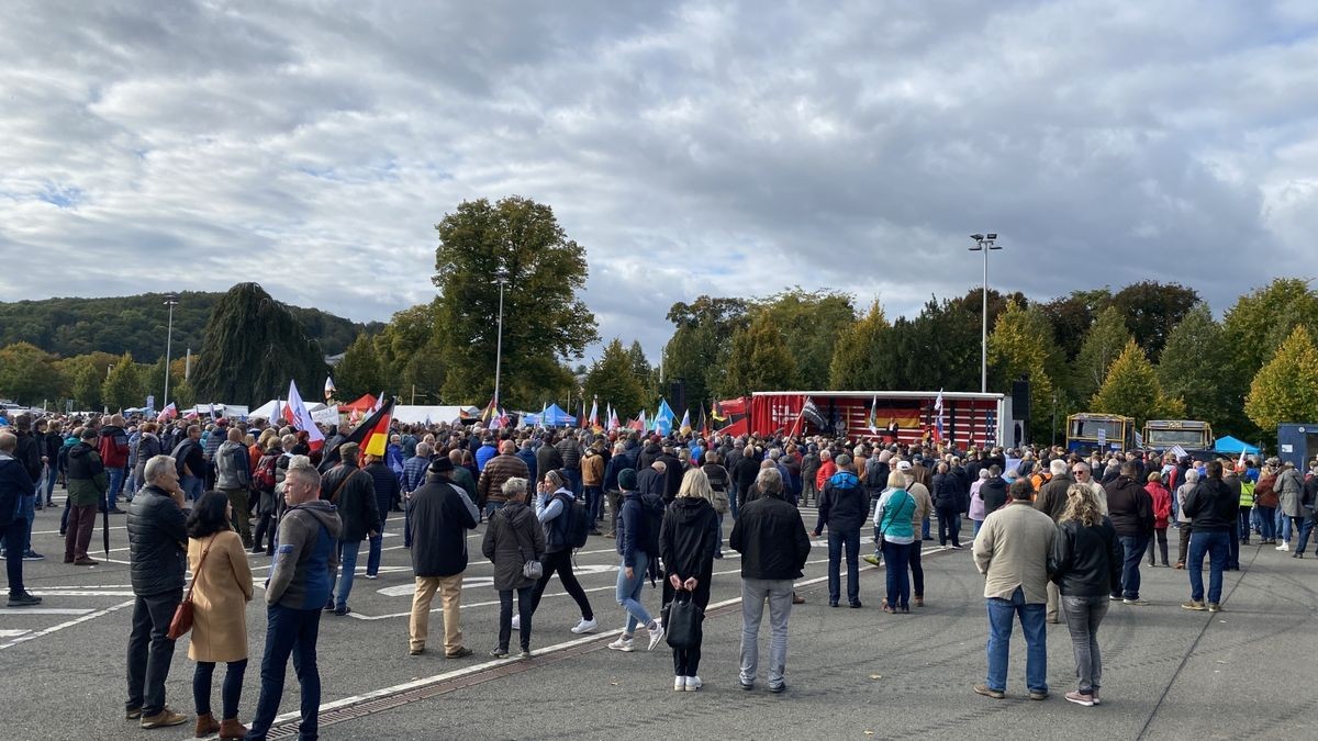 Mehrere tausend Menschen haben sich in Gera am Tag der Deutschen Einheit zu Demonstrationen versammelt. Nach ersten Angaben der Polizei gingen 10.000 Menschen auf die Straße.