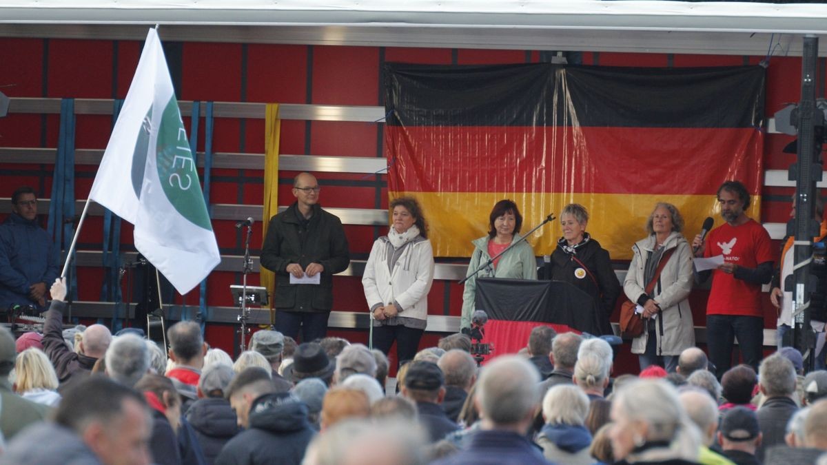 Mehrere tausend Menschen haben sich in Gera am Tag der Deutschen Einheit zu Demonstrationen versammelt. Nach ersten Angaben der Polizei gingen 10.000 Menschen auf die Straße.