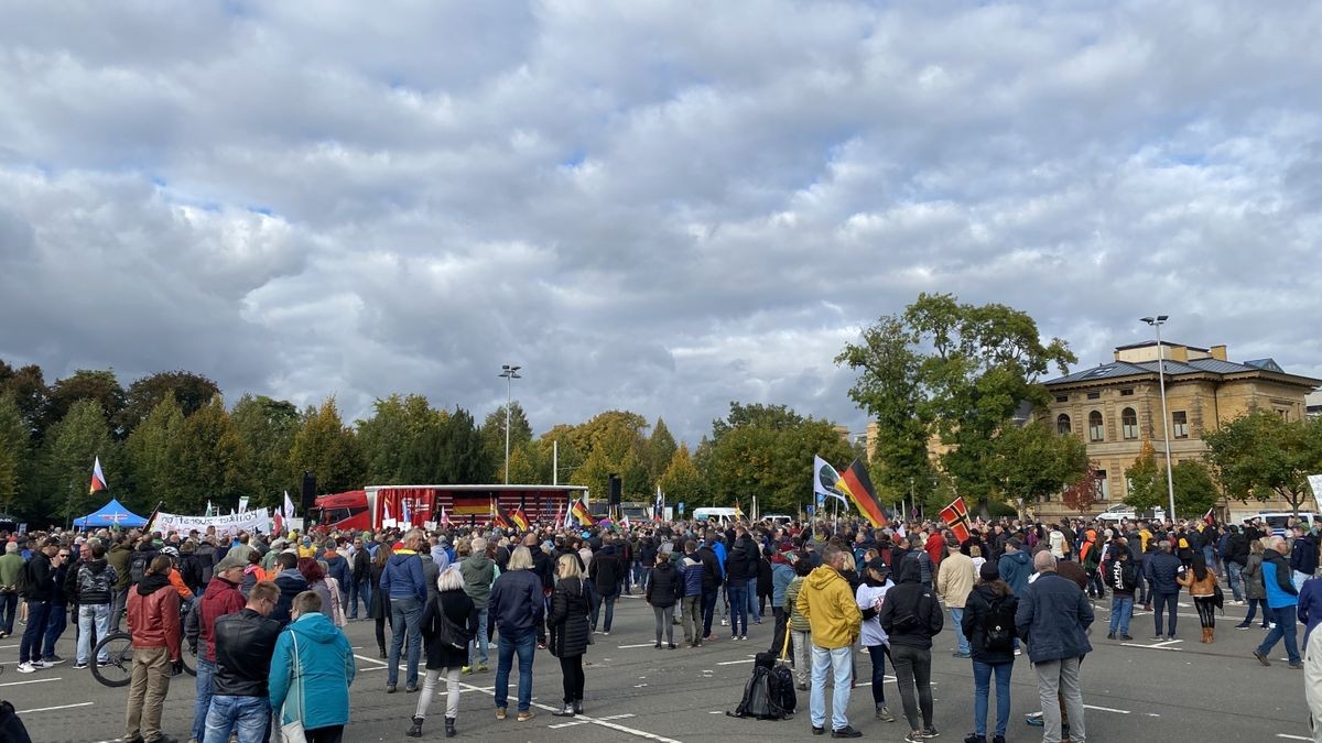 Mehrere tausend Menschen haben sich in Gera am Tag der Deutschen Einheit zu Demonstrationen versammelt. Nach ersten Angaben der Polizei gingen 10.000 Menschen auf die Straße.