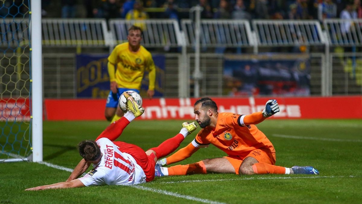 Ausgerutscht: Romarjo Hajrulla bekam den Ball nicht an Lok-Torwart Isa Dogan vorbei. 