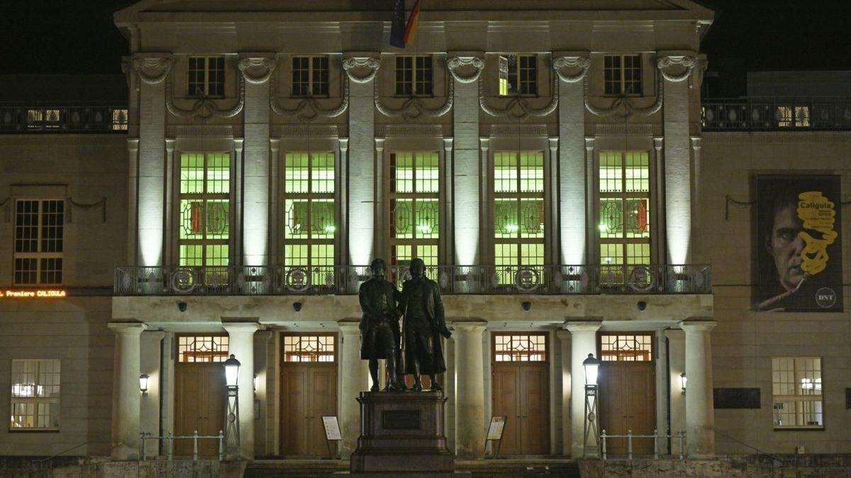 Grün beleuchtet ist der klassizistische Foyersaal im ersten Stock des Deutschen Nationaltheater Weimar.