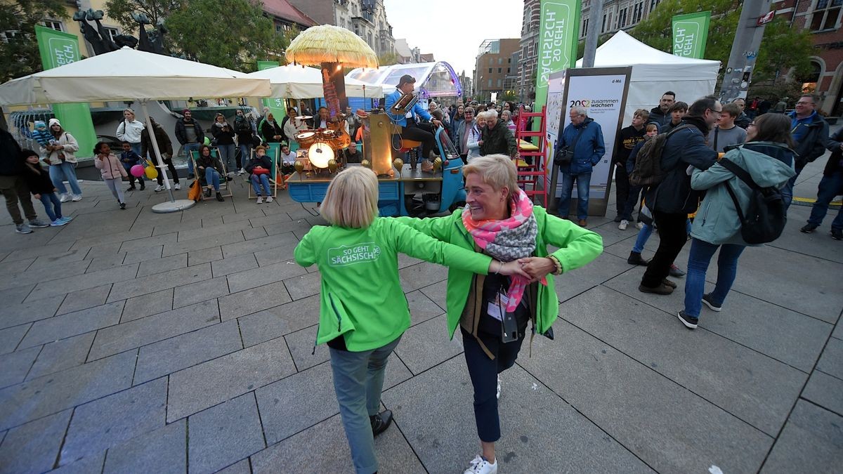 Am Infostand der Sachsen wird flott getanzt