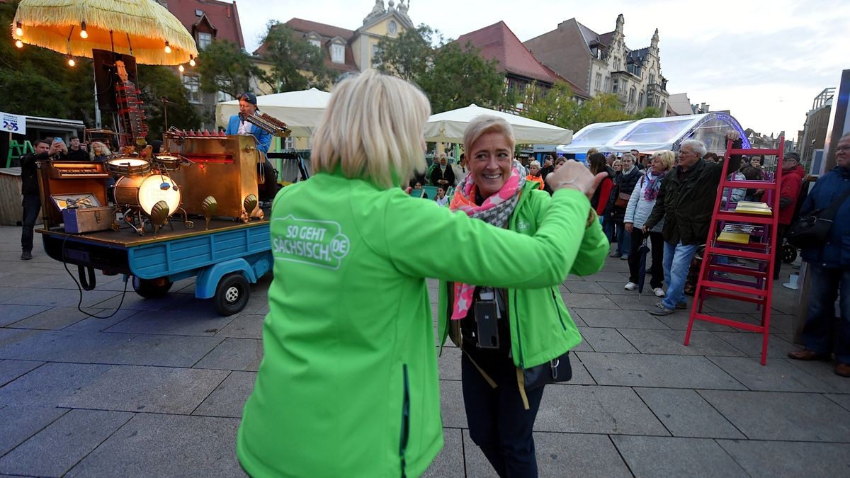 Am Infostand der Sachsen wird flott getanzt