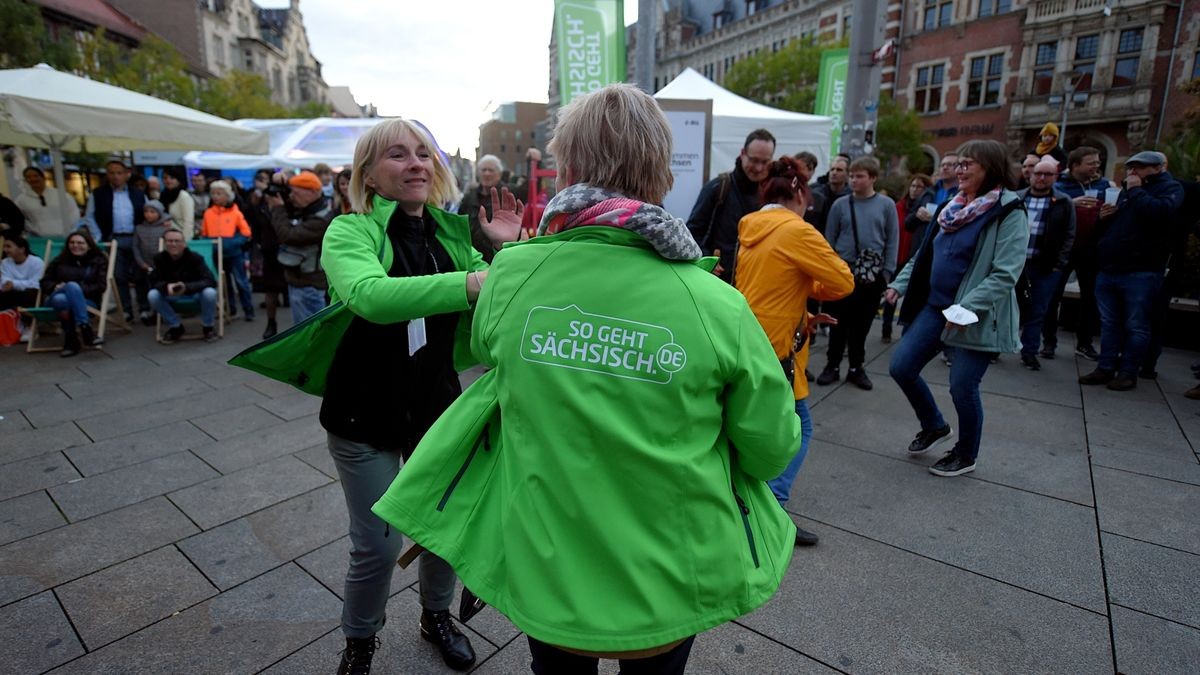 Am Infostand der Sachsen wird flott getanzt