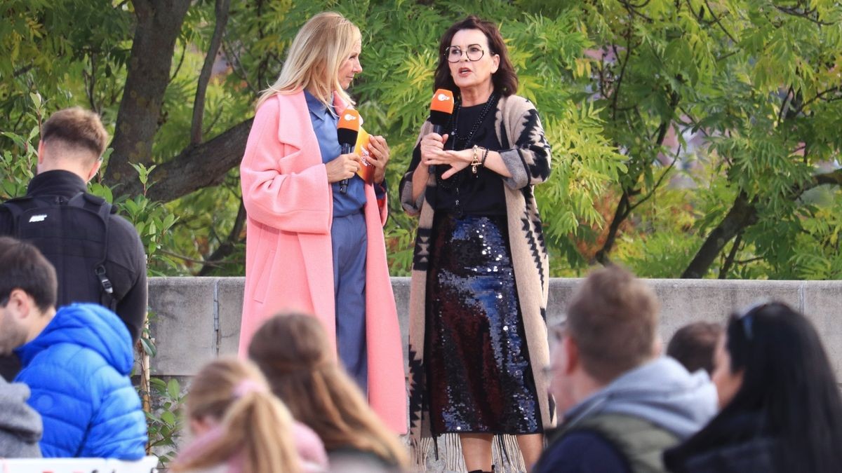 Styling-Expertin Astrid Rudolph mit Andrea „Kiwi“ Kiewel beim ZDF-Fernsehgarten auf dem Petersberg in Erfurt.