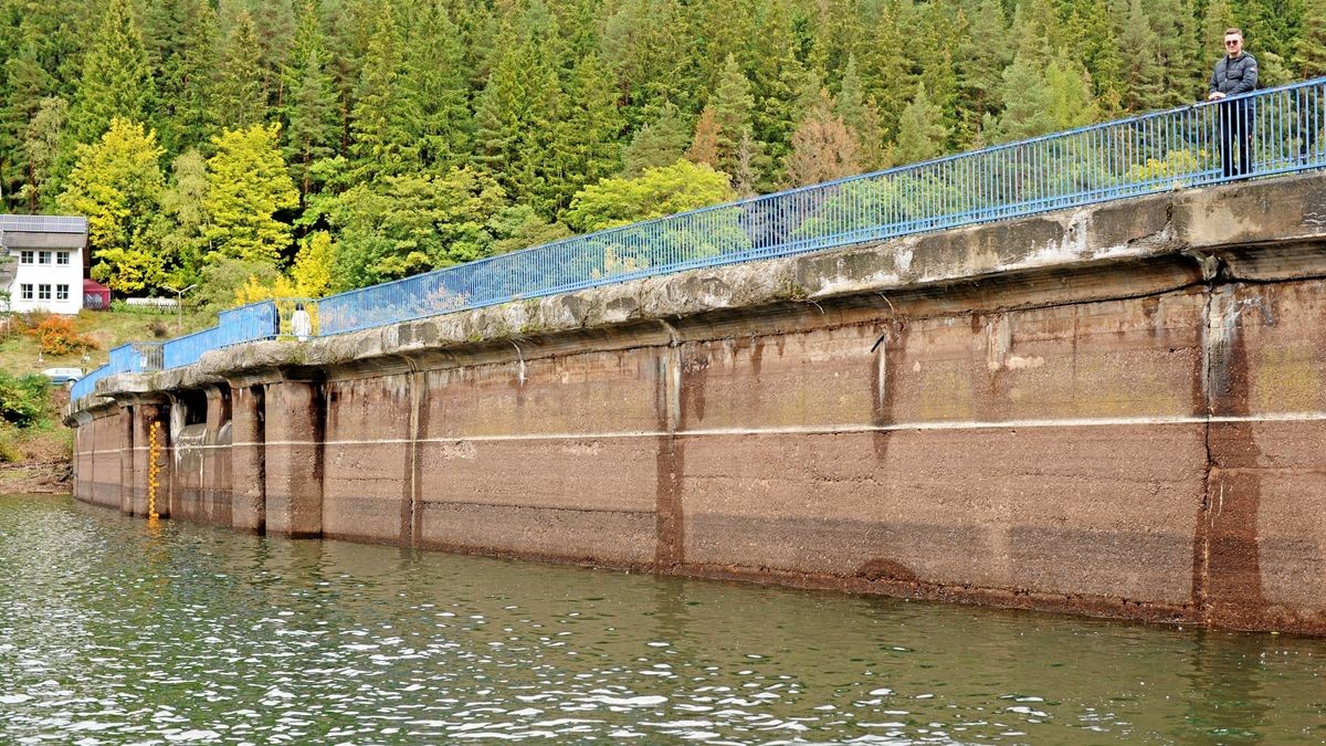 Still ruht der See, oder genauer gesagt: der Lütschestausee. In knapp einer Woche wird Wasser abgelassen. Bis zum November wird sich die Stauhöhe in etwa halbieren.