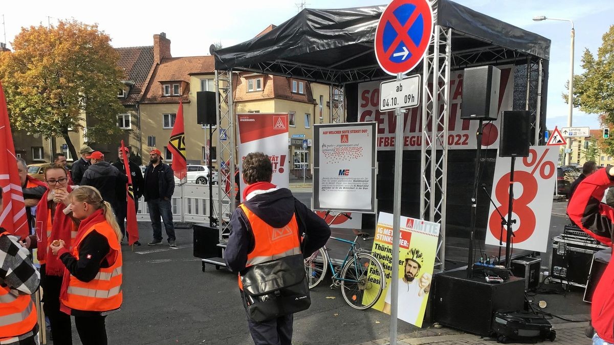 Vor dem Verhandlungshotel in Erfurt demonstrierten am Dienstag 200 Beschäftigte aus Betrieben der Thüringer Metall- und Elektroindustrie für ihre Tarifforderungen.