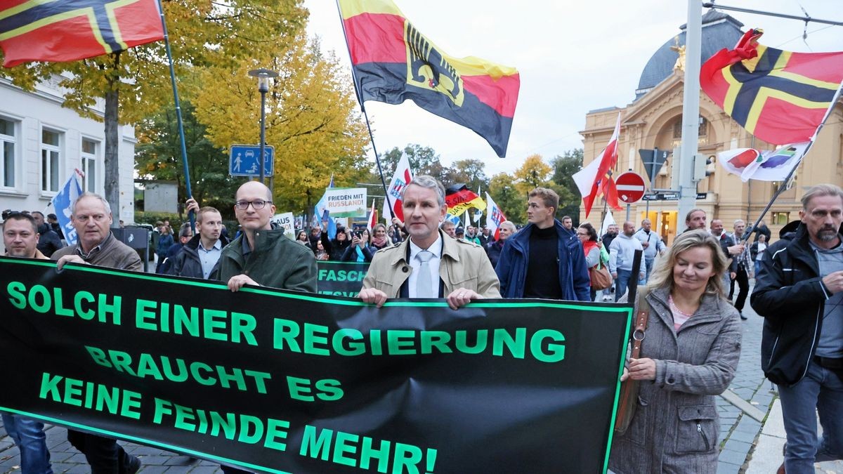 In Gera kamen zu einer Demonstration, bei der auch AfD-Landeschef Björn Höcke auftrat, etwa 10.000 Menschen, in Altenburg waren es 3800.