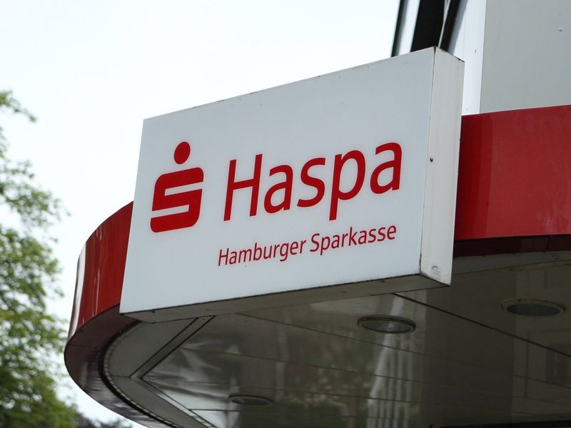 HaspaFiliale in Eimsbüttel brennt Straßen gesperrt