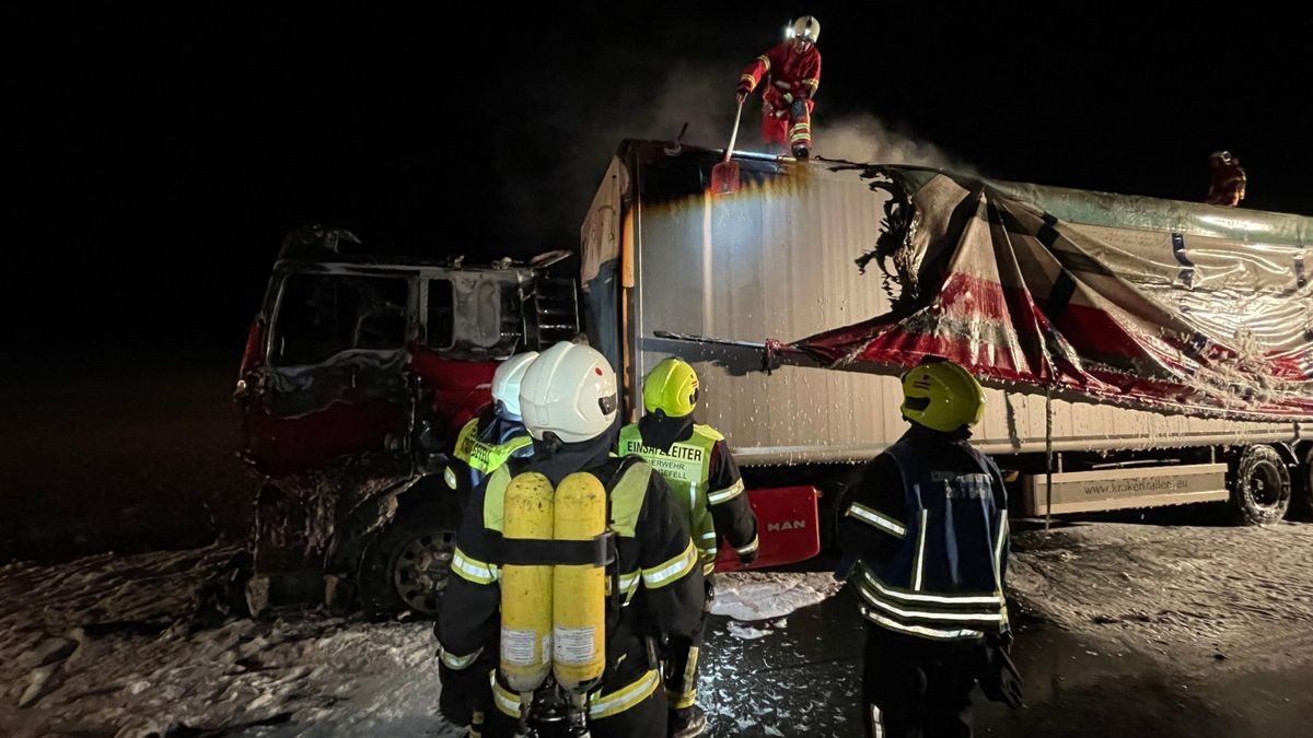 Am späten Mittwochabend geriet auf der B90 zwischen Gefell und Bad Lobenstein auf Höhe Frössen im Saale-Orla-Kreis ein LKW in Brand. 